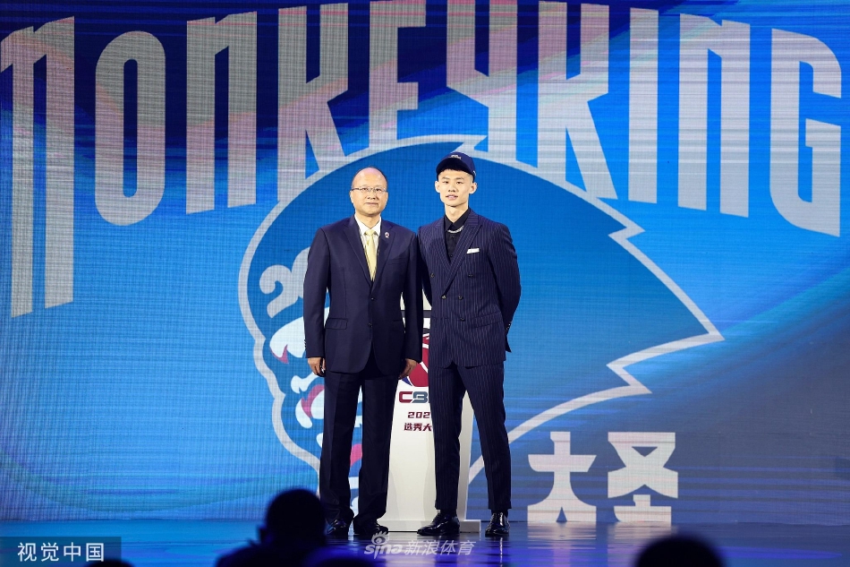 清华大学时期的王岚嵚身披紫色战袍,在CUBA赛场上灵动突破,面对防守球员毫无惧色,展现出‘清华艾弗森’的风采。