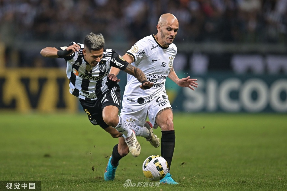 夜幕下的米内罗球场灯火通明，看台上球迷的身影与激烈的赛场拼抢构成一幅足球之夜画卷