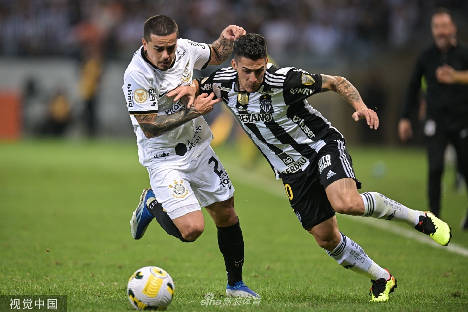 米内罗竞技前锋破门瞬间，足球应声入网，守门员奋力扑救却鞭长莫及