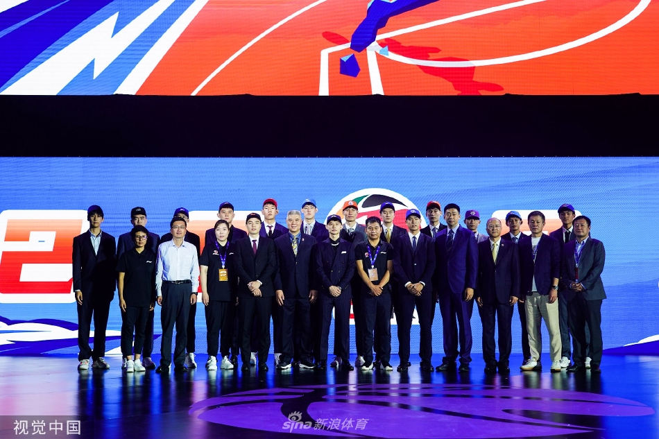 选秀大会结束后,所有被选中的球员齐聚台上合影留念,他们高举各自球队的帽子,脸上绽放着对未来憧憬的笑容。