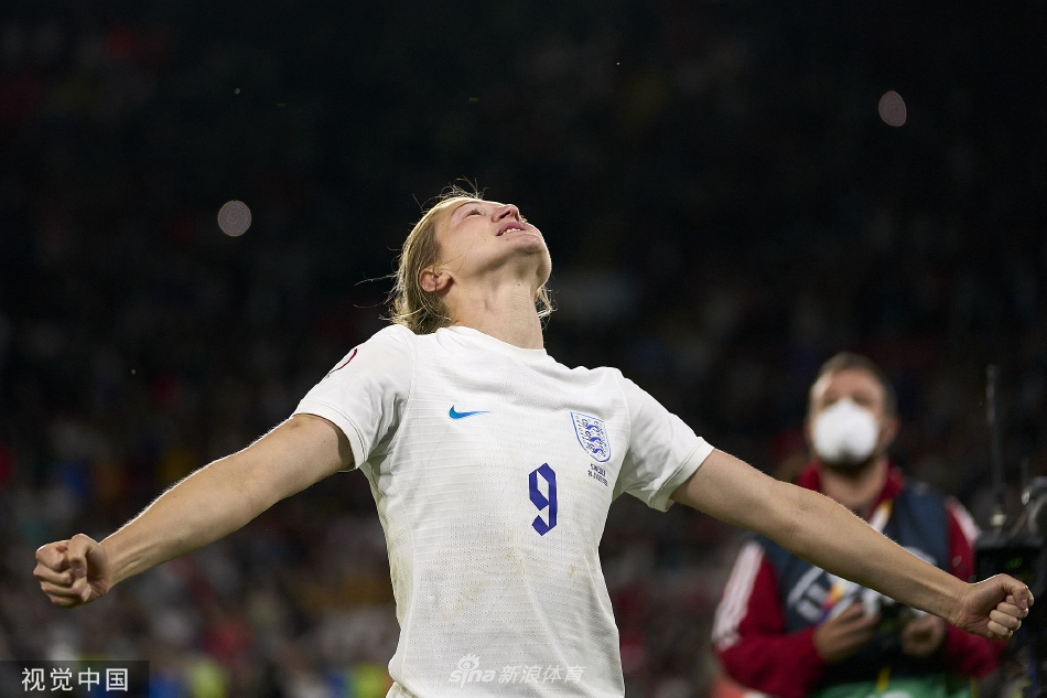 英格兰队角球开出，露西·布龙泽力压防守队员高高跃起，以一记势大力沉的头槌将球砸入网窝，瞬间点燃全场。
