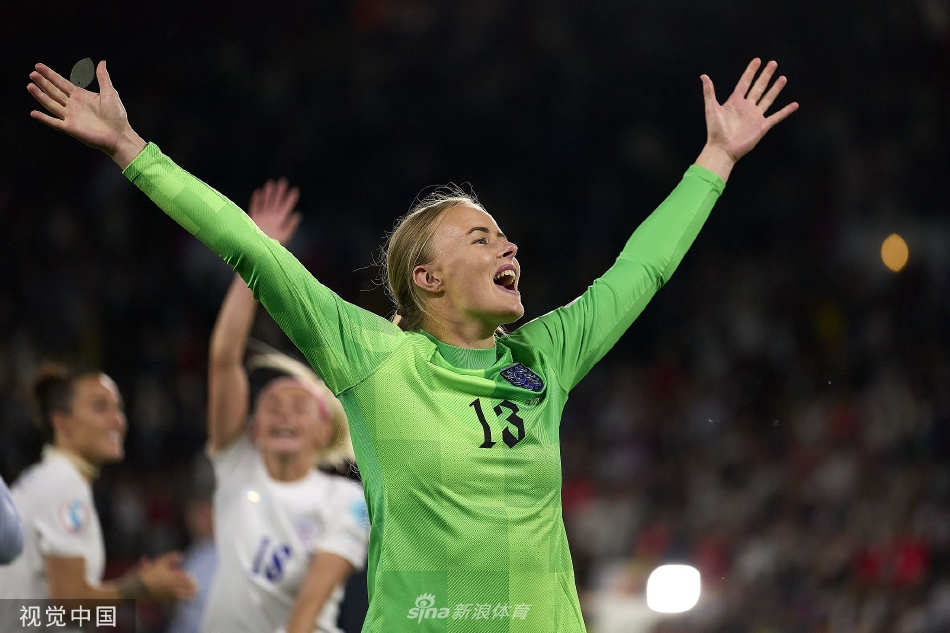 阿莱西亚·鲁索打入了那记神奇的脚后跟进球后，难以置信地双手捂脸庆祝，身旁的瑞典守门员则颓然跪地。