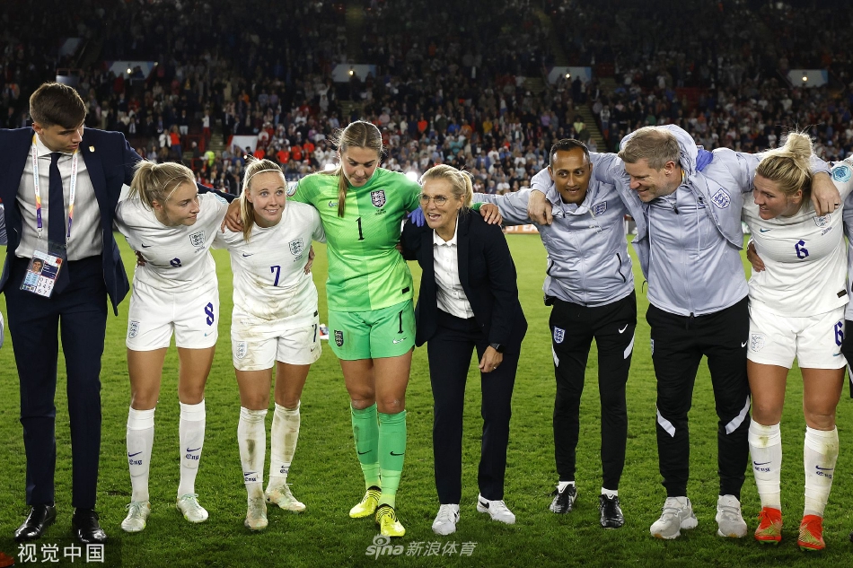 英格兰队全体成员在终场哨响后紧紧相拥，围成一个巨大的圆圈，在球场中央欢庆这场历史性的晋级。
