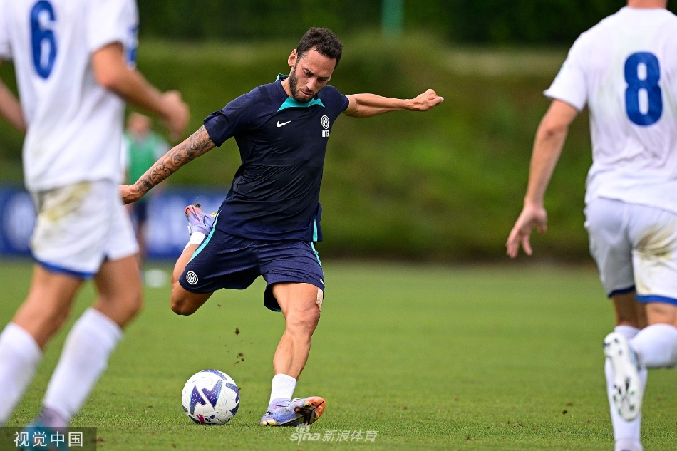 中场球员在空旷的球场上进行有球技术练习，专注地打磨着个人脚下技艺。