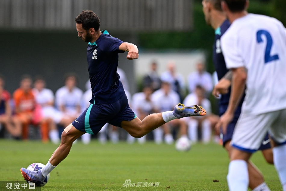 训练结束后，球员们三两成群走向场边，交流着训练心得，气氛融洽。