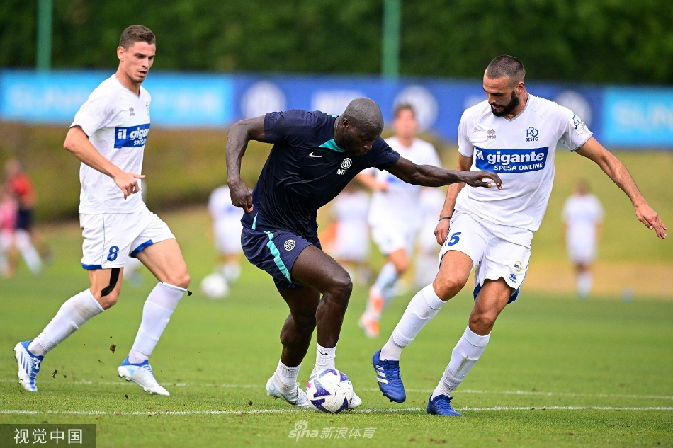 锋线核心劳塔罗·马丁内斯在训练中起脚射门，眼神坚定充满进球欲望。