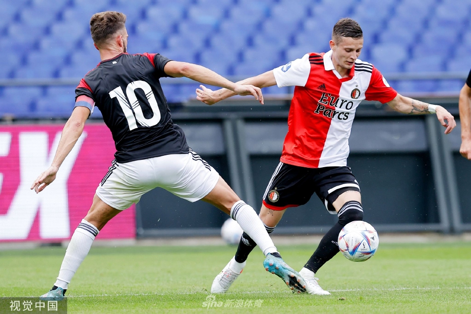 赛后两队球员相互握手致意并交换球衣，不同颜色的战袍交织，诠释了竞技体育的友谊与尊重。