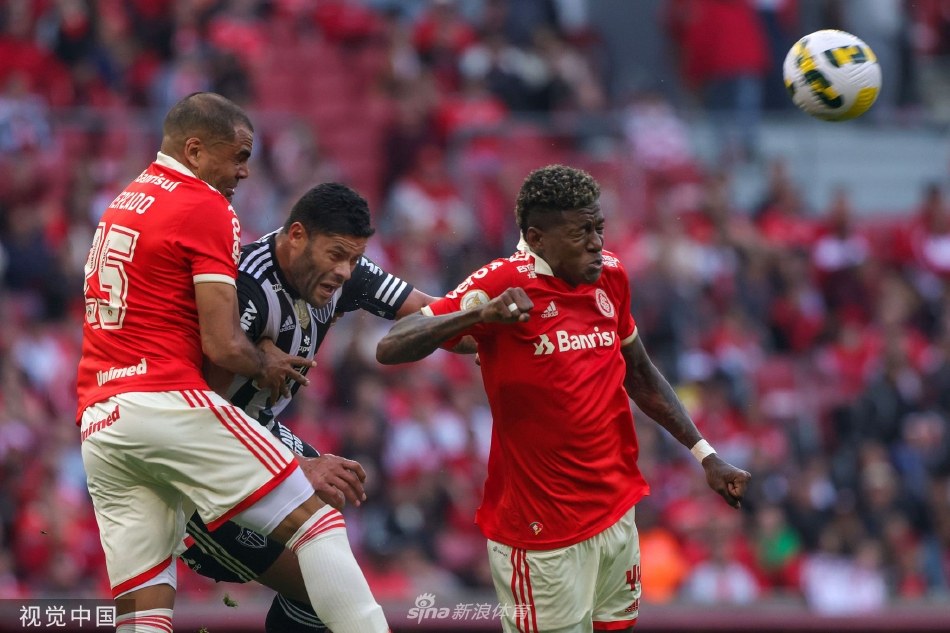 巴西国际球员突破重围，在对方两名防守球员夹击下奋力向前推进，场面紧张激烈。