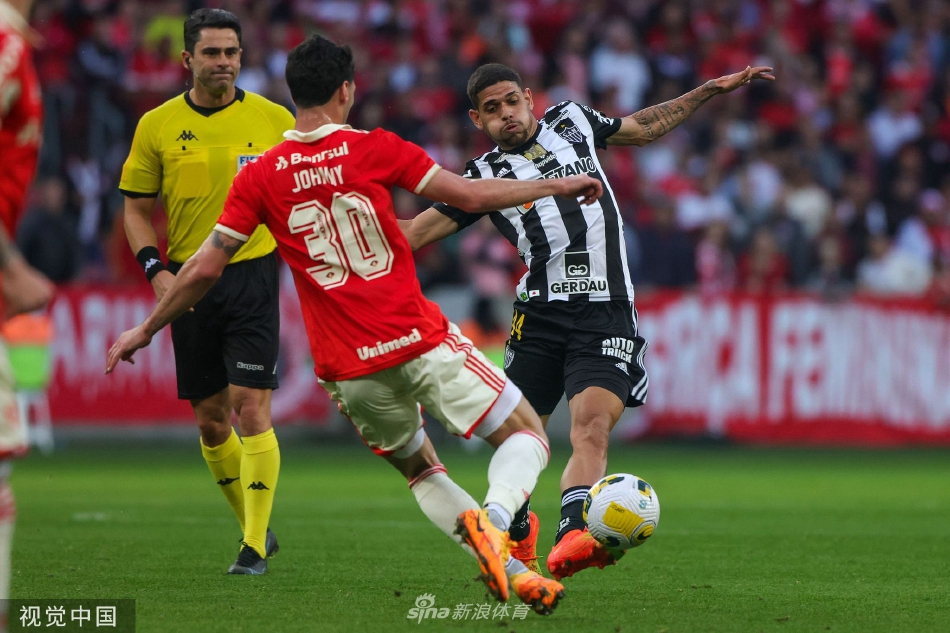 比赛结束后，巴西国际球员向看台上的主场球迷挥手致意，感谢他们不离不弃的支持。