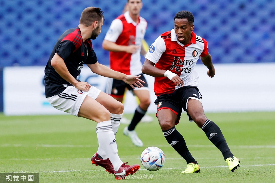 奥萨苏纳门将飞身扑救，手指尖堪堪触球，将一次势在必得的射门拒之门外。