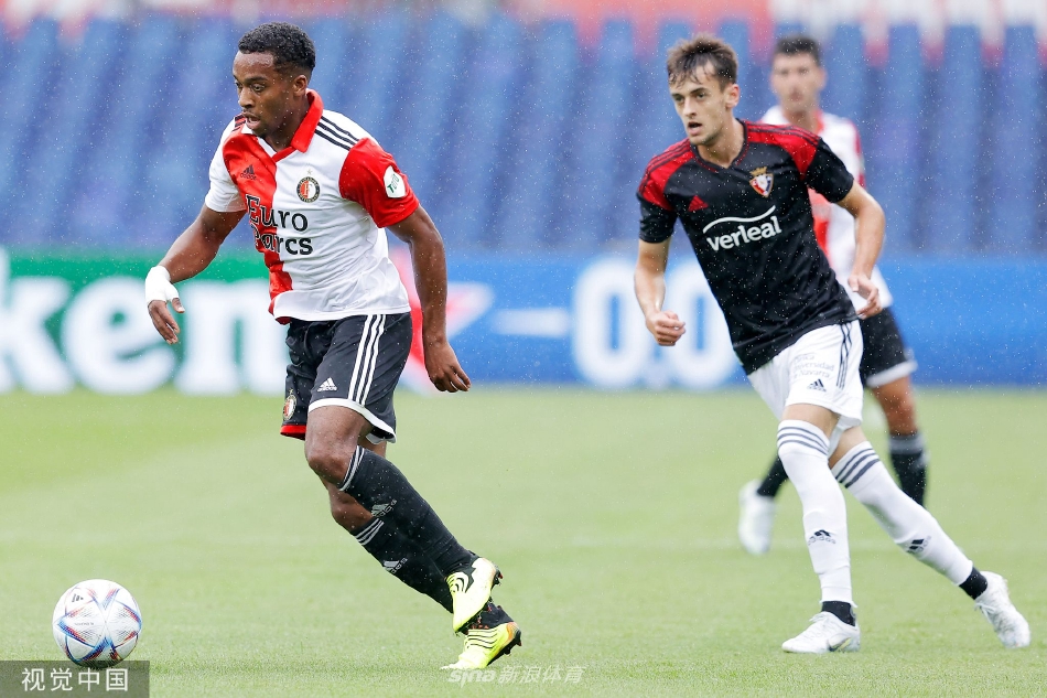 费耶诺德队长主罚任意球，人墙高高跃起，皮球划出一道优美的弧线直窜球门死角。