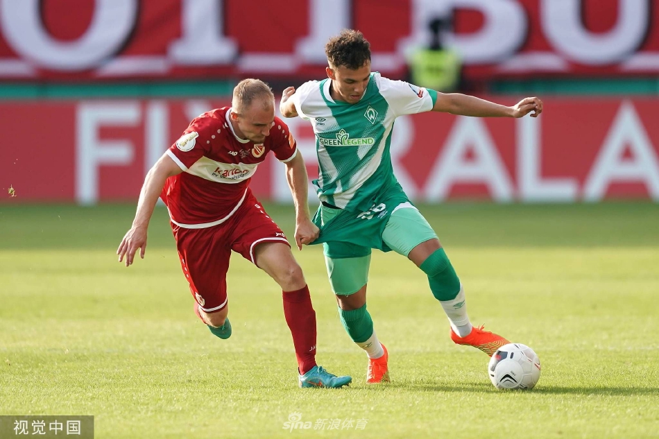 双方中场球员激烈拼抢，足球在脚尖争夺，场面充满力量感