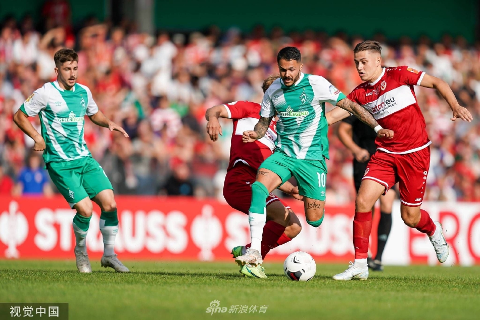 科特布斯球员进球后狂奔庆祝，与队友相拥，主场瞬间沸腾