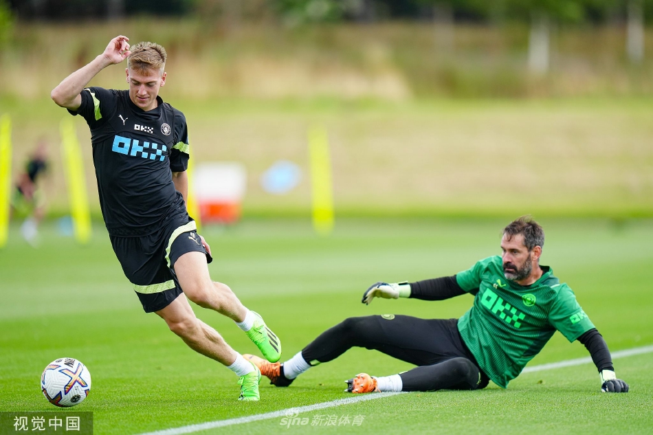 球员进行高强度折返跑训练，肌肉线条紧绷彰显顶级运动员的体能储备