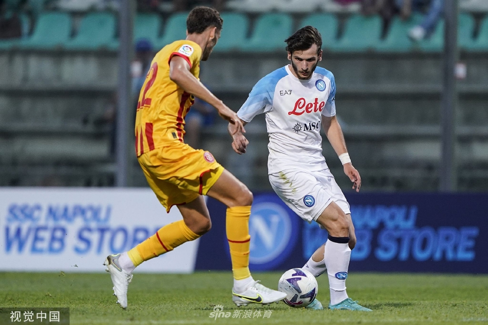 斯帕莱蒂教练在场边专注指挥，运筹帷幄