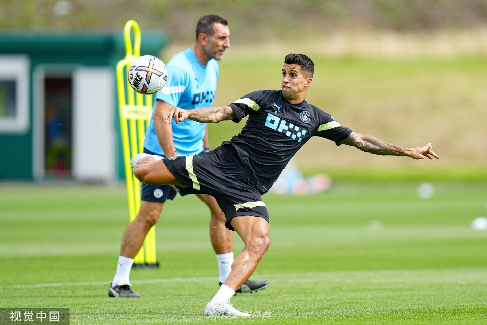 守门员飞身侧扑全力封堵射门，手臂舒展如展翅雄鹰守护最后防线