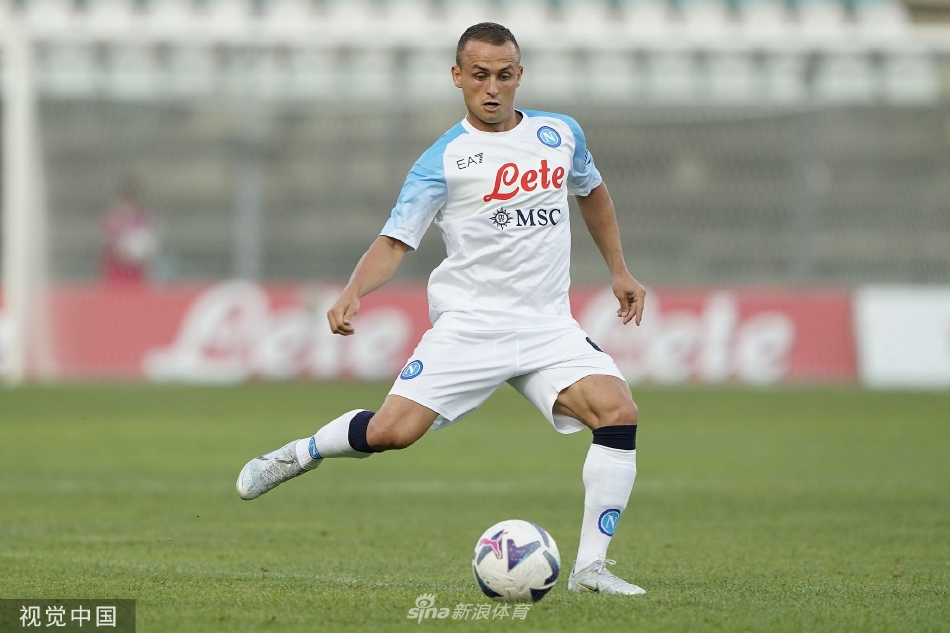 那不勒斯球员围拢在一起相互鼓舞，展现团队凝聚力