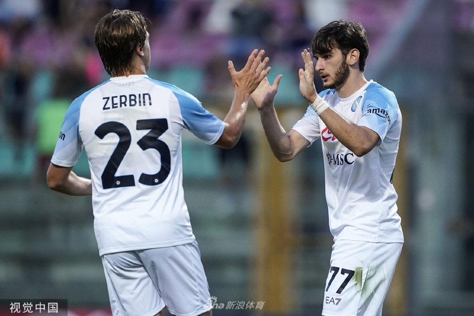 赫罗纳球员卡斯特利亚诺斯破门后振臂欢呼，庆祝来之不易的进球