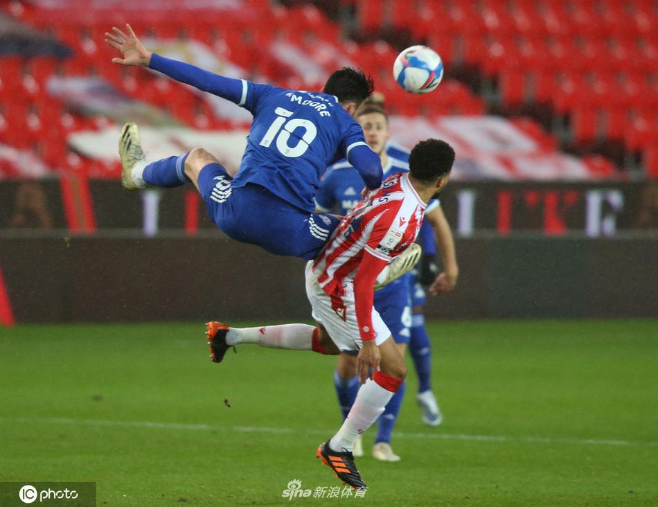 比赛结束后，完成救赎的肖恩·莫里森动情地跪倒在bet365体育场的草皮上，灯光打在他身上，映照出他如释重负的表情，这画面成为本轮英冠最经典的瞬间之一。