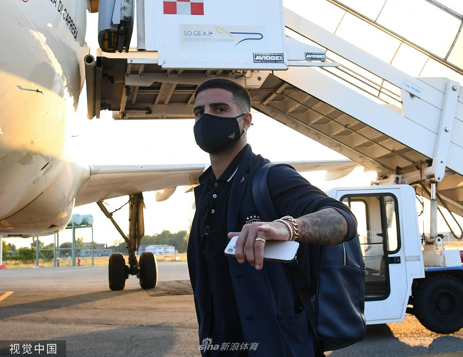 主帅曼奇尼在场边挥斥方遒，他的剪影与夕阳融为一体，为这支正在缔造历史的意大利队勾勒出领袖的轮廓