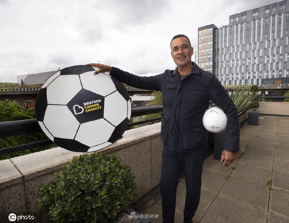 古利特侧身站立，姿态挺拔，虽已年长，但昔日绿茵场上那份自信与领袖气质依然清晰可见。