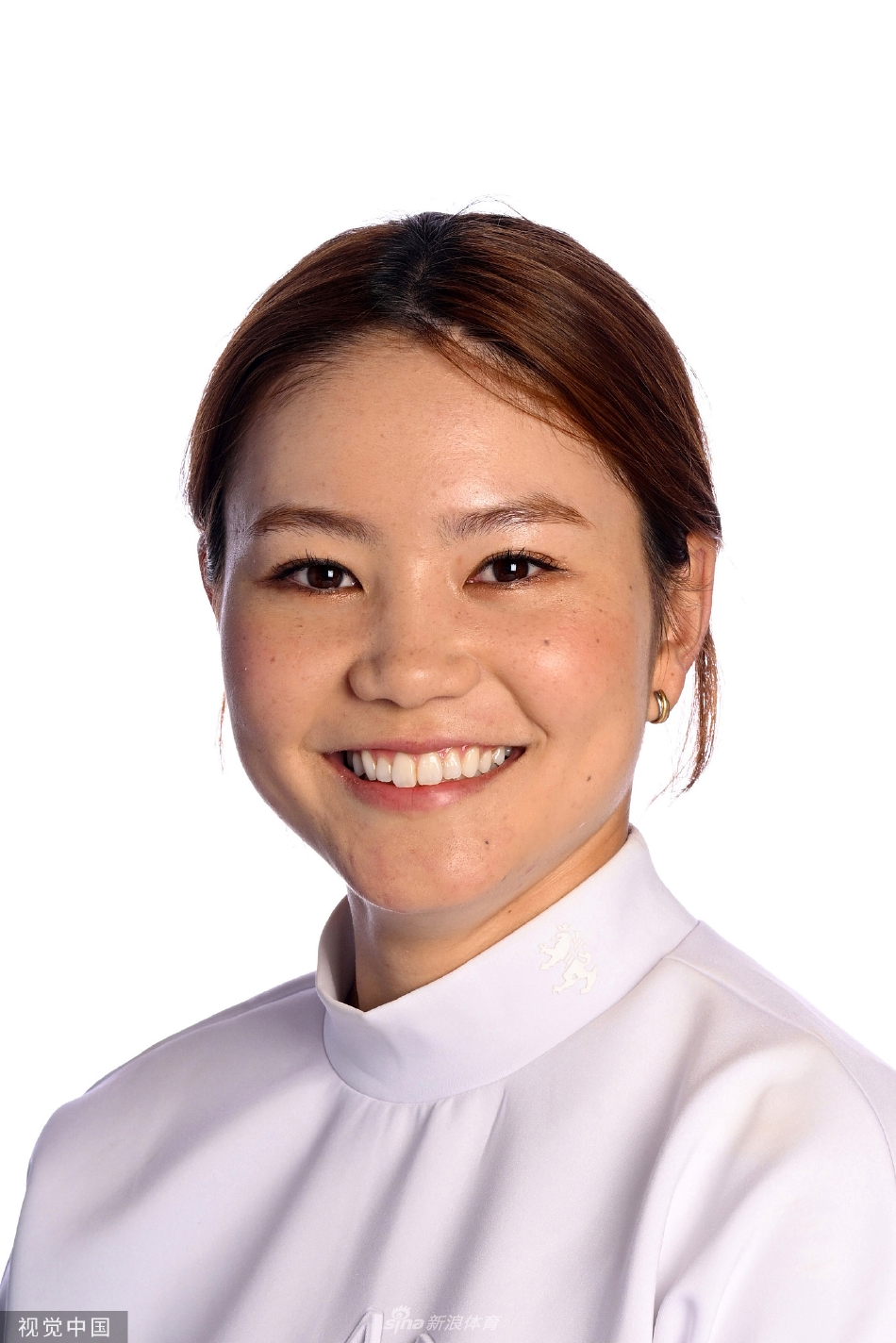 石昱婷身穿经典黑白配色的高尔夫服装，坐在高脚凳上轻松交叠双腿，手持推杆自然搭于肩头，散发出从容不迫的明星气场。