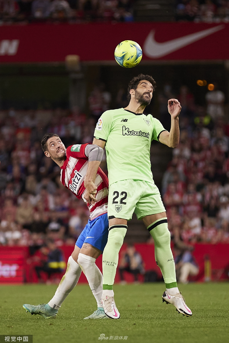 赛后，格拉纳达全队手拉手并肩走向死忠球迷看台，深深鞠躬致谢，看台上投射下的灯光将他们的身影拉长，画面充满了温情与感动。