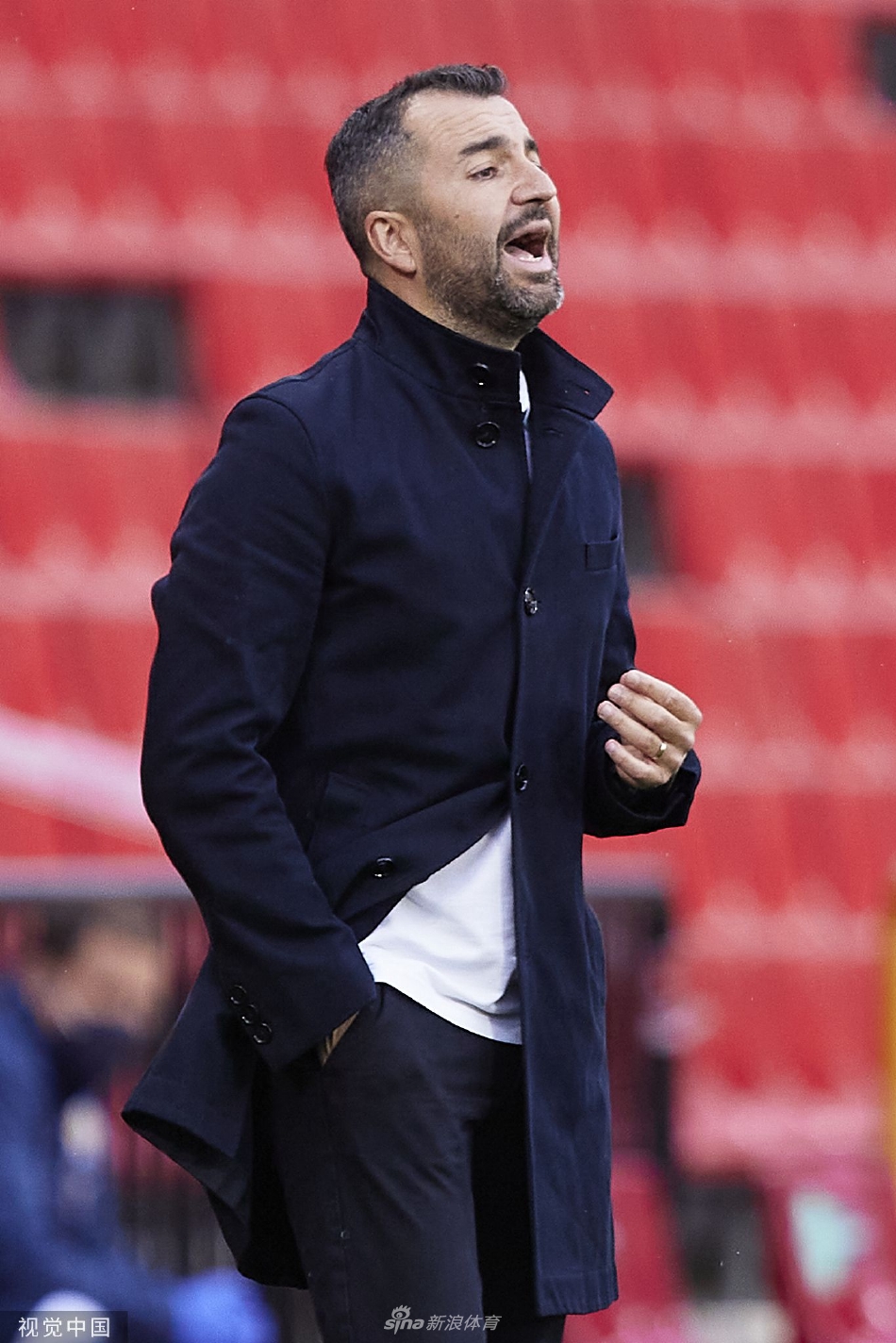 迭戈·马丁内斯手持俱乐部围巾，在媒体镜头前展现自信微笑