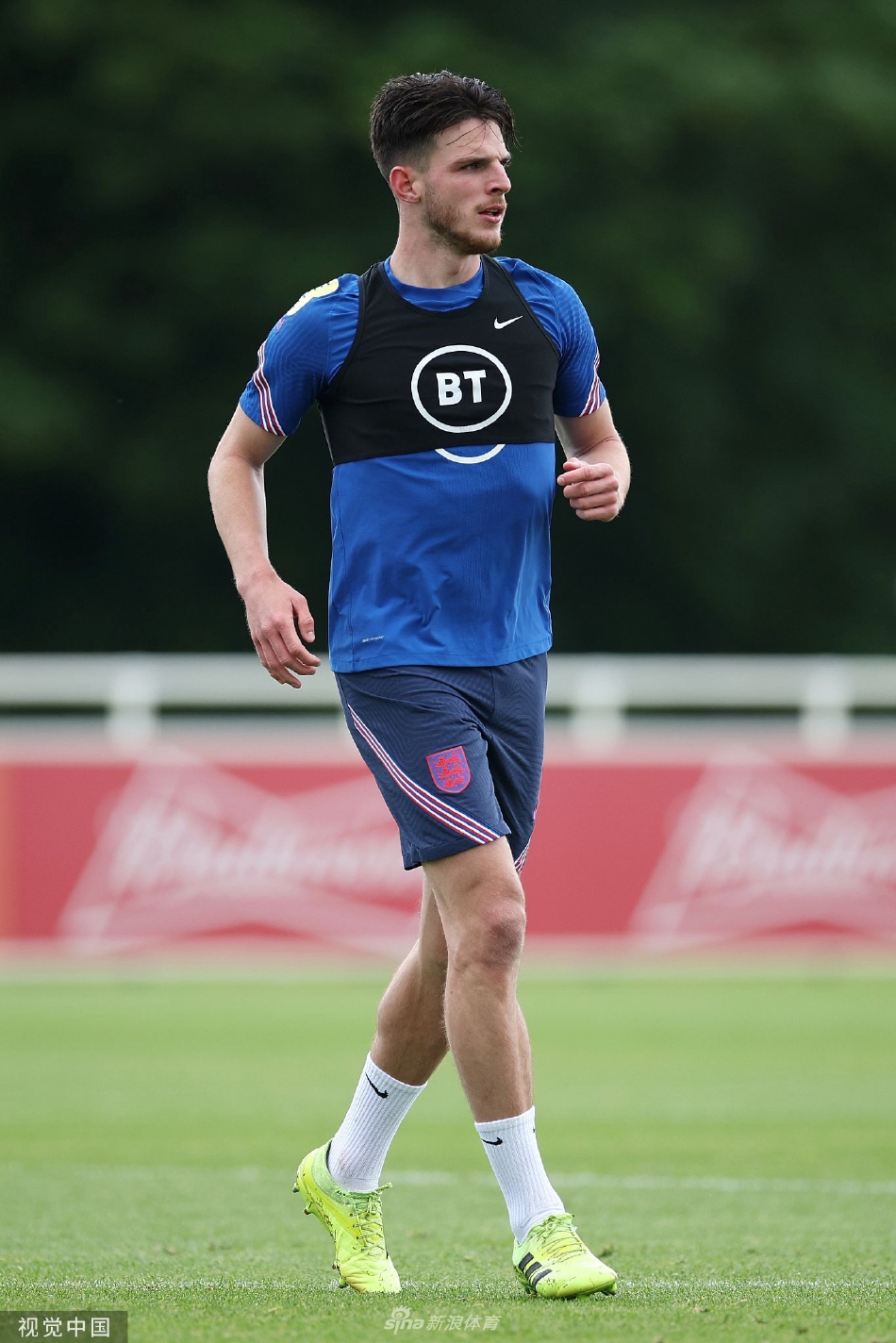 一名英格兰球员在训练中起脚大力抽射，足球如出膛炮弹般飞向球门，展示出球员精湛的射门脚法。