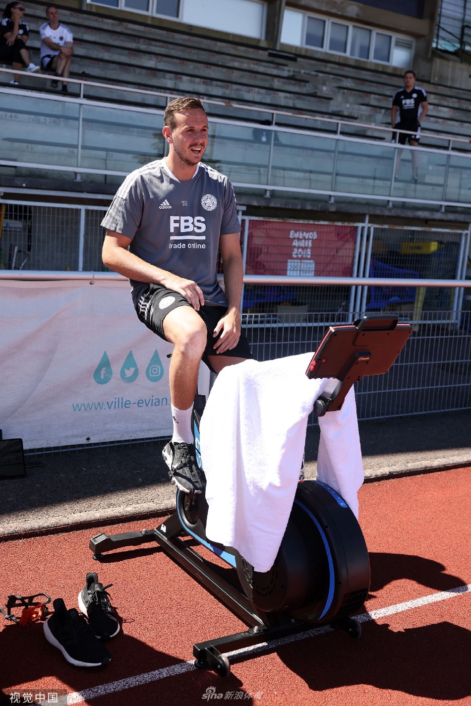 主帅罗杰斯手持战术板，与核心球员在场边进行深入的战术分析与交流