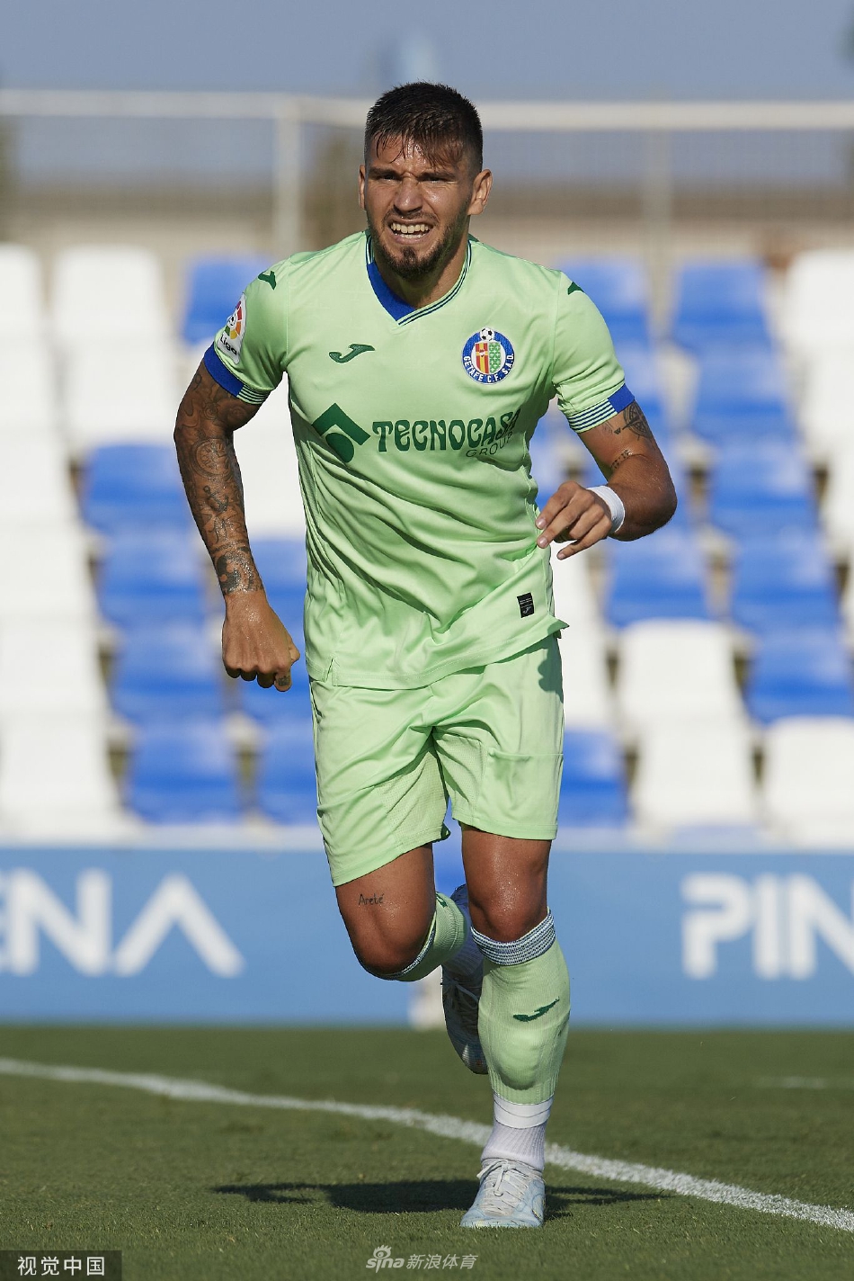 比赛结束后双方球员友好握手致意，汗水浸湿的球衣见证了刚才九十分钟的全力拼搏