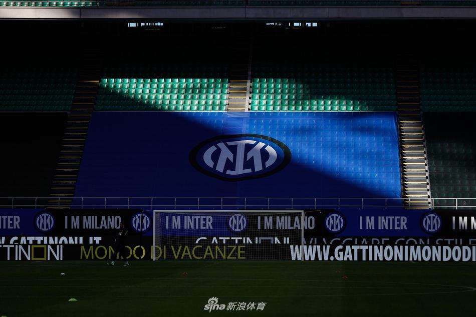 从高处俯瞰整座梅阿查球场，球场中央巨大的新队徽投影与看台上“IM”字样的横幅交相辉映，整个球场都沉浸在一片蓝黑色的视觉冲击中。