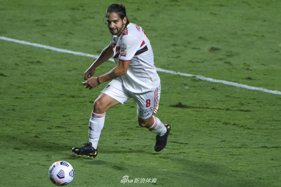 雷纳尔多罚入点球后振臂狂奔，身后的队友和看台上沸腾的球迷构成了胜利的背景板，激情四射。