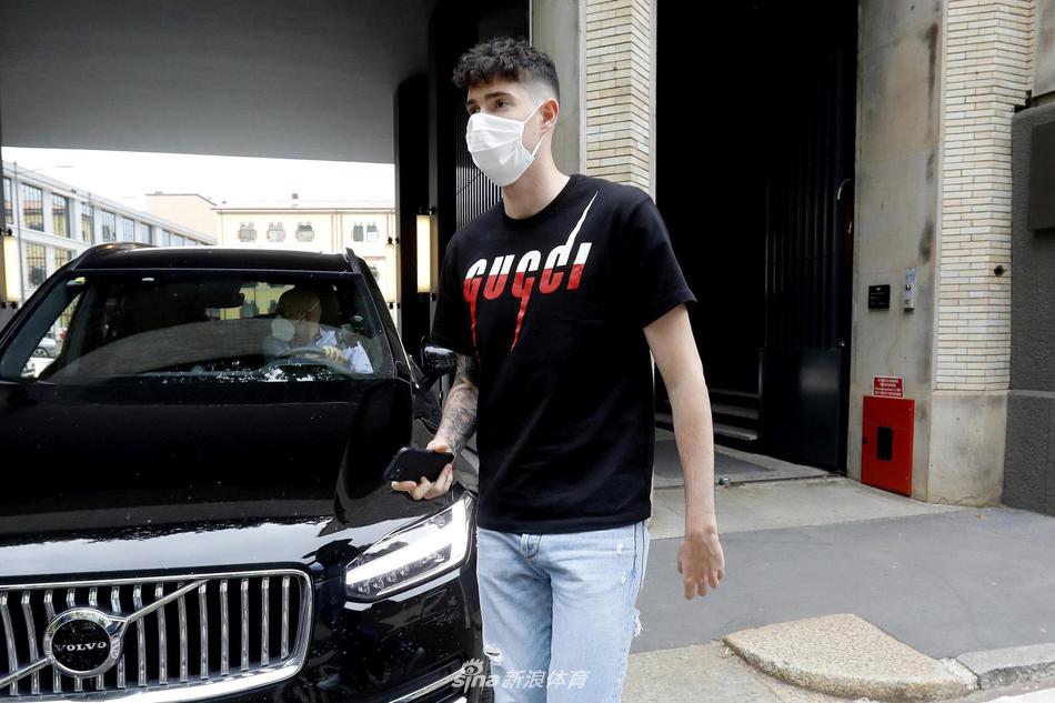 张康阳主席在庆祝仪式上开怀大笑，他手持酒杯与俱乐部管理层及教练组碰杯，这位年轻的领导者见证了球队在疫情重压下排除万难、重返巅峰的历史性时刻