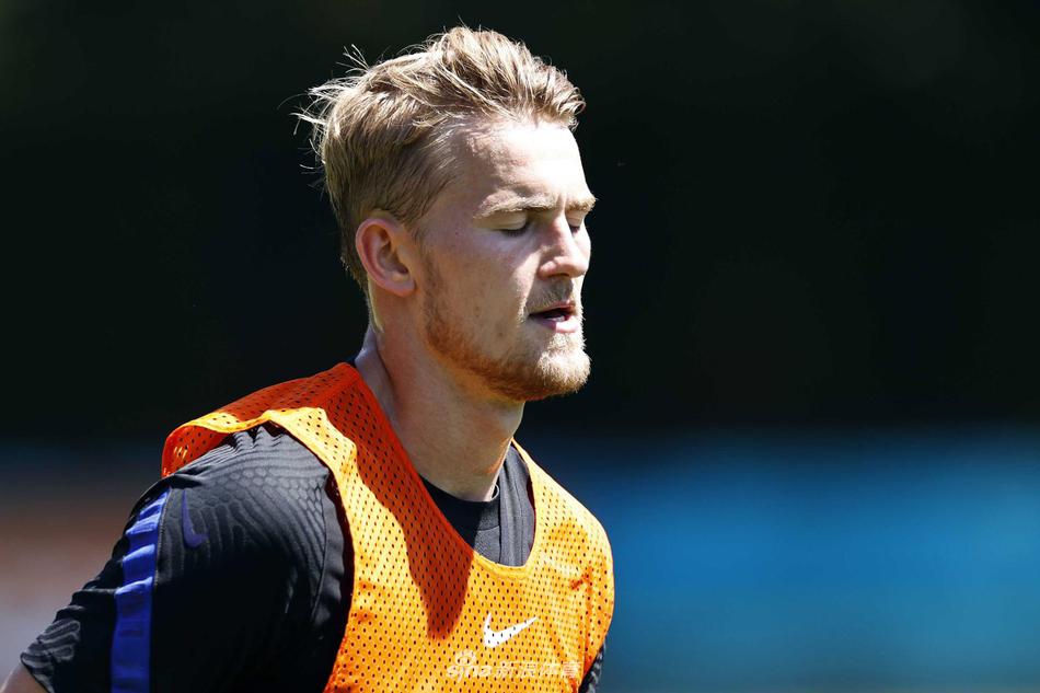 绝杀功臣邓弗里斯在训练中笑容灿烂，他正与队友进行轻松的抢圈游戏，那个对阵乌克兰时进球后狂奔怒吼的身影，此刻显得格外惬意。