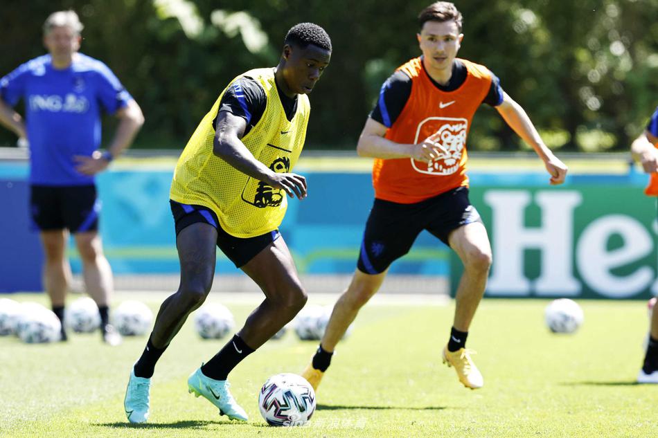 整个荷兰队在夕阳下的训练场上围成一圈，德里赫特站在圈中，与队友们互相鼓劲，团队的凝聚力在金色的余晖中显得愈发坚固。