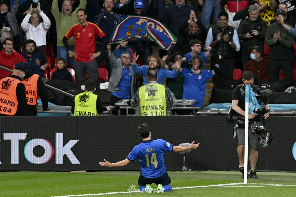 看台上，意大利球迷们张开双臂，他们欢呼的不仅是进球，更是目睹新一代冠军在这片绿茵场上加冕的荣耀。