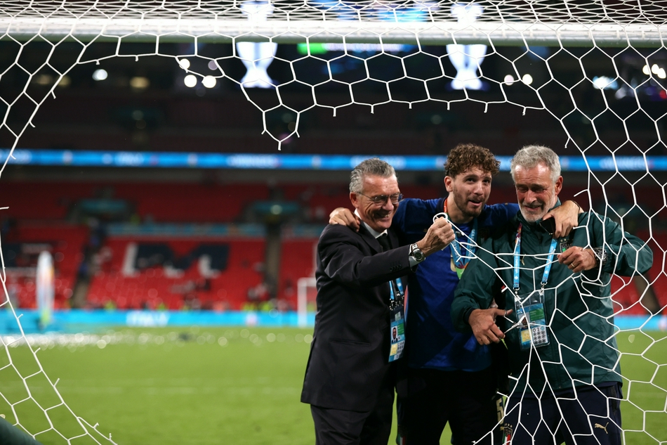 夺冠后，多名意大利队员合力将一块刚剪下的球网高高举起，仿佛托起了一座无形的奖杯。他们眼神交汇，脸上混合着汗水与笑容，这块普通的球网此刻已镀上金色的光芒。