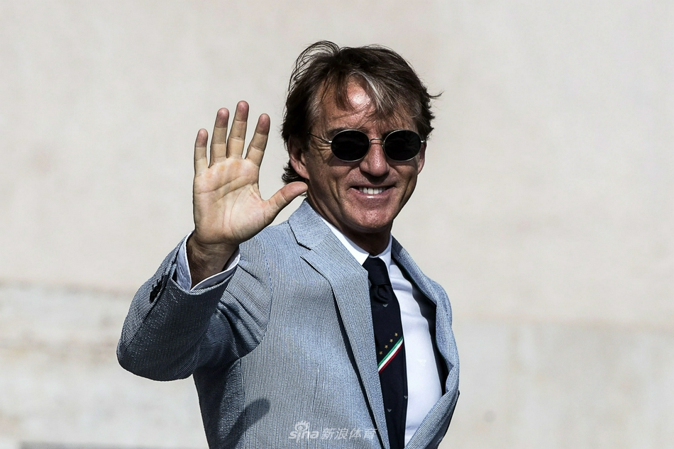 博努奇等球员在酒店阳台上向楼下的球迷展示奖杯，他们身着笔挺的西装，宛如古罗马的凯旋将军，向臣民展示着最珍贵的战利品。