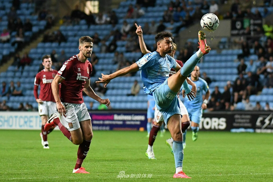 在比赛胶着的最后时刻，北安普顿门将高高跃起，稳稳摘下高空球，他的每一次成功防守都像在为最终的胜利添砖加瓦。