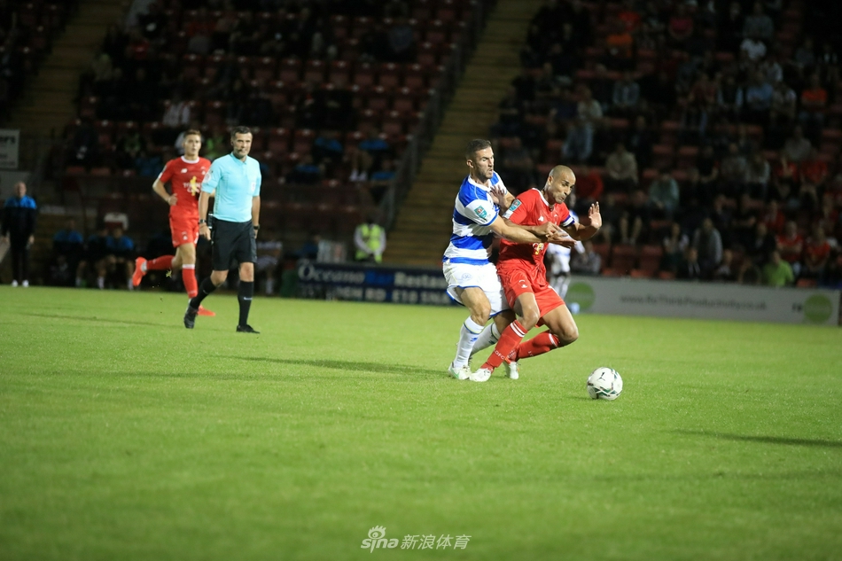 莱顿东方进球功臣阿隆-德里南挥臂怒吼庆祝，身旁的队友们纷纷冲向他，背景是女王公园巡游者门将无奈的背影，整个画面充满爆冷扳平的激情。