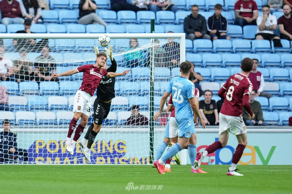 北安普顿的球员们紧紧相拥，庆祝扳平比分的进球，他们的眼神中充满了对胜利的渴望和对创造奇迹的坚定信念。