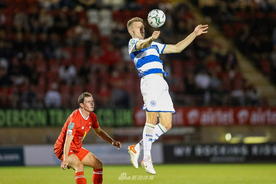 女王公园巡游者的阿尔伯特-阿多马主罚点球瞬间，他目光坚定，助跑后起脚劲射，皮球如出膛炮弹直窜球门左下角，门将虽判断对方向但仍无力回天。