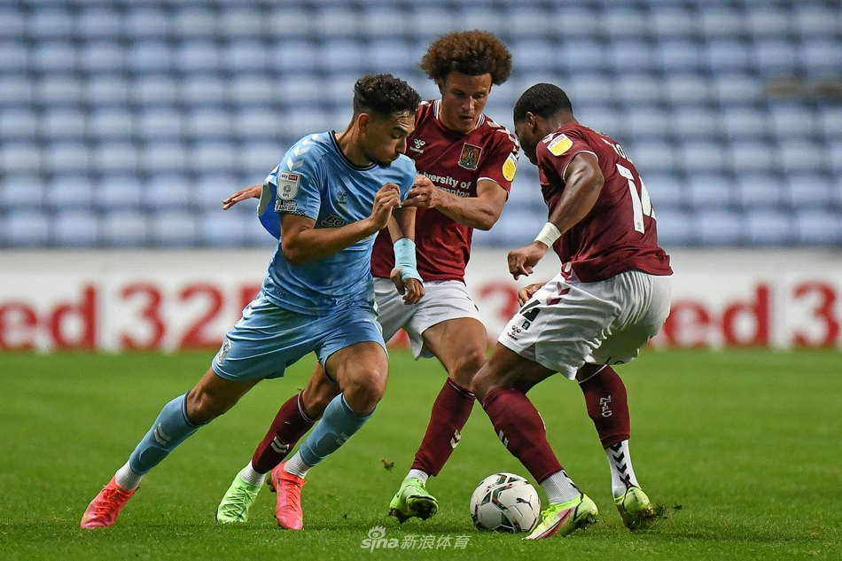 终场哨响，北安普顿球员们忘情地拥抱在一起，庆祝这场来之不易的客场胜利，背景是看台上寥寥无几却陷入疯狂的客队球迷。