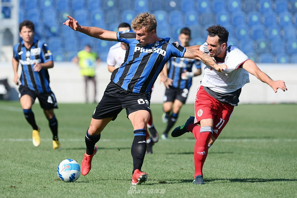 夕阳余晖洒在 Gewiss Stadium 球场的草坪上，为这场即将开始的夏季友谊赛增添了温暖而热烈的气息