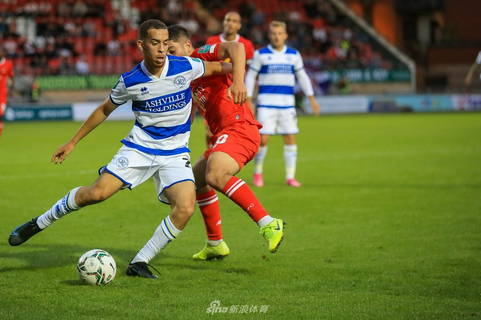 比赛结束后，女王公园巡游者的球员们如释重负，簇拥在一起庆祝来之不易的胜利，而背景中，几名莱顿东方的球员则瘫坐在草皮上，神情落寞。