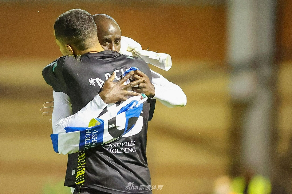 女王公园巡游者的防守球员飞身铲截，在草皮上划出一道痕迹，将莱顿东方前锋的脚下球干净利落地破坏出边线，引爆主场球迷的喝彩。