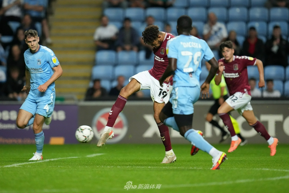 考文垂球员挥臂庆祝打破僵局，脸上的笑容与看台上欢呼的球迷交相辉映，他们此刻或许并未预料到即将到来的风暴。