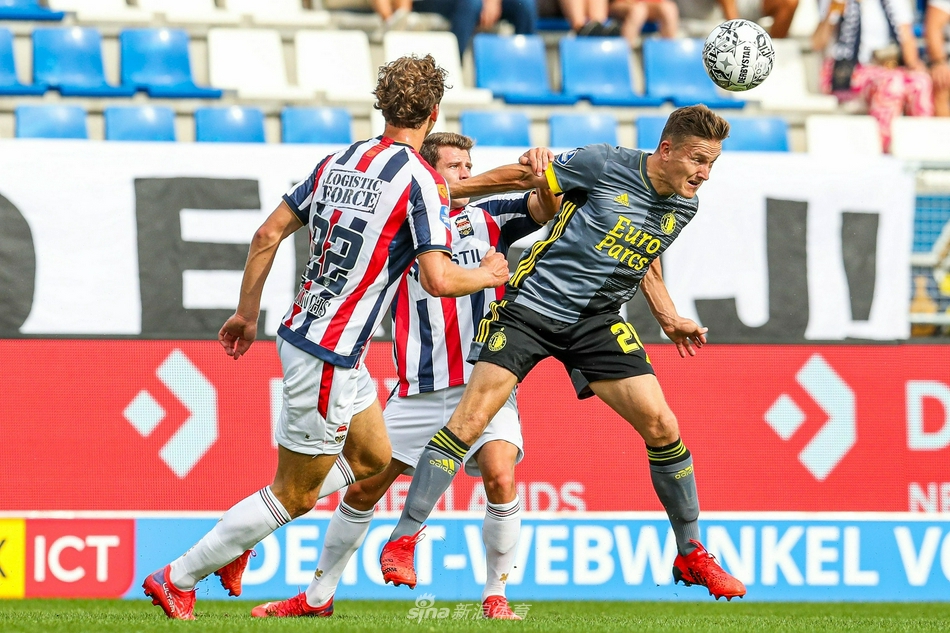 红牌罚下的瞬间，威廉二世球员贝里斯特伦低头缓缓离场，他的背影在全场观众的注视下显得无比孤独与沉重