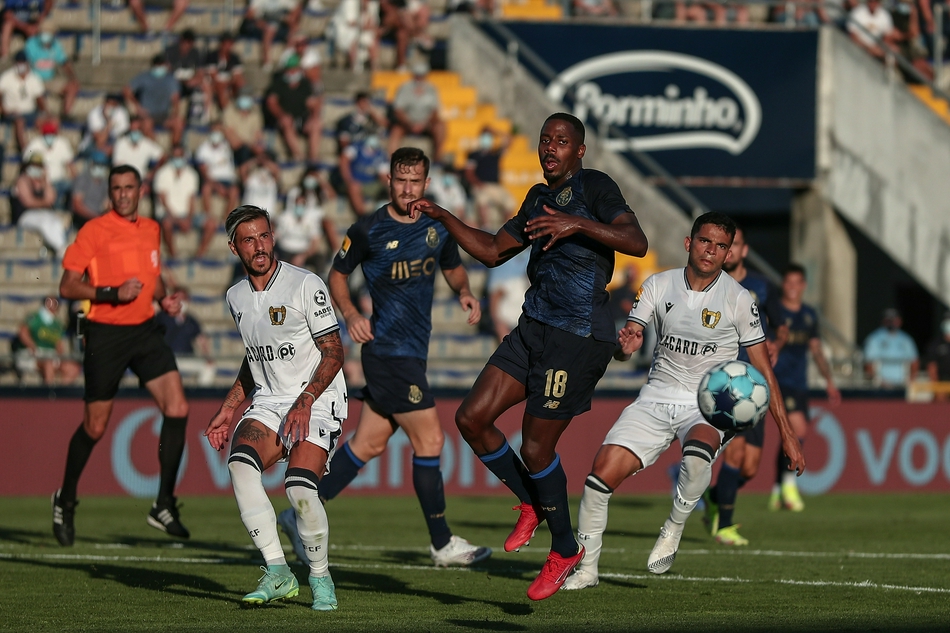 夜幕下的市政体育场见证了这场激烈的葡超对决，波尔图全队球员在赛后紧紧围成一圈，相互鼓劲，庆祝这场客场胜利，也预示着他们新赛季向冠军发起冲击的决心。